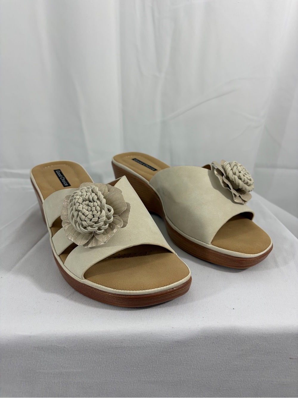 NWT Good Choice Women's Size 8 Cream Floral Slide 2.5 Inch Wedge Heels